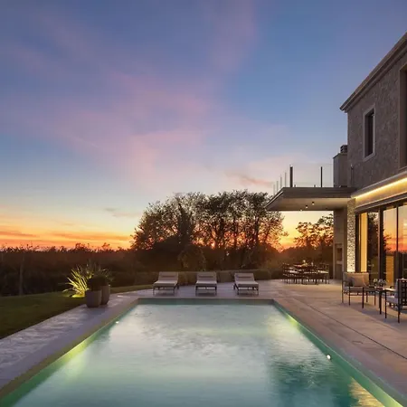 Luxury Valens With Wellness In Tinjan Villa