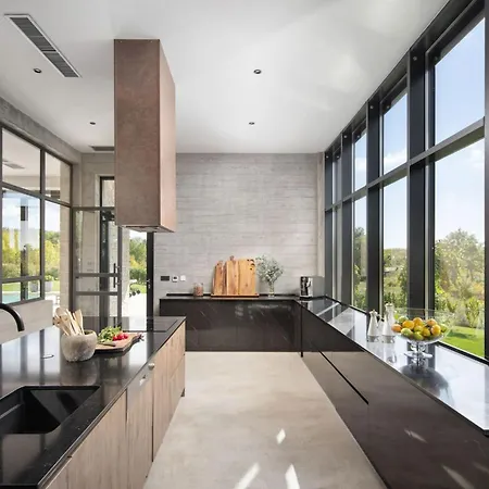 Luxury Valens With Wellness In Tinjan